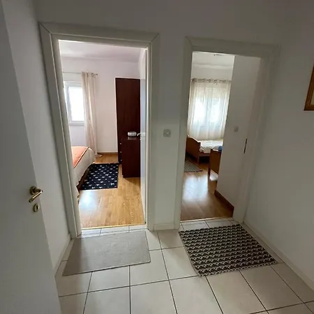 Lucia アパート トロギール